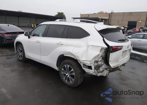 2021 Toyota Highlander Xle z USA, uszkodzony, nr VIN 5TDHZRBH9MS547187